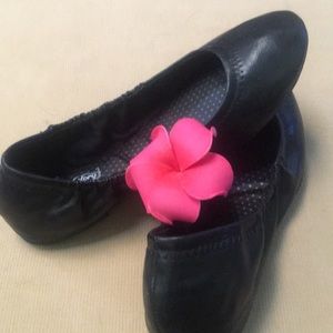 Black Faded Glory flats with memory form